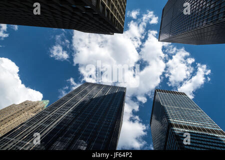 Guardando il grattacieli di Manhattan, New York, Stati Uniti d'America Foto Stock