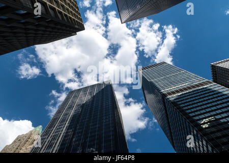 Guardando il grattacieli di Manhattan, New York, Stati Uniti d'America Foto Stock