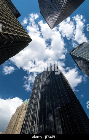 Guardando il grattacieli di Manhattan, New York, Stati Uniti d'America Foto Stock