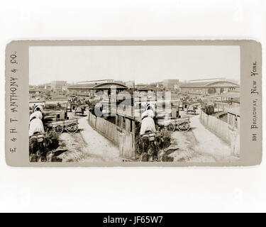 Vista del deposito ferroviario e dintorni, Atlanta, Ga. Deposito ferroviario in background, carri coperti in primo piano.1 stampa fotografica su carta stereo : stereografia. Data di creazione: novembre 1864, Barnard, George N., 1819-1902, fotografo. Foto Stock