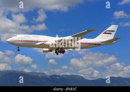 Genf/Svizzera giugno 20, 2017: dubai air wing boeing 747 a Genf aeroporto. Foto Stock