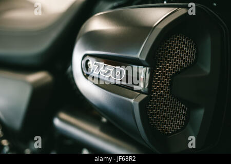 Vista ingrandita di parte del nero sportivo moto - la scatola del filtro dell'aria. Foto Stock
