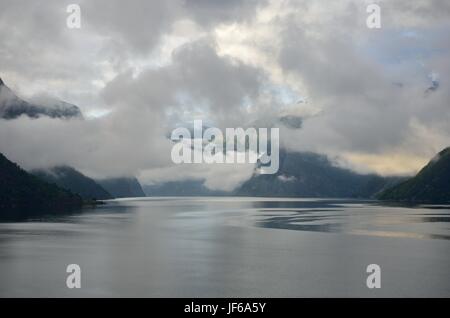 Dark moody cielo sopra il fiordo norvegese Foto Stock