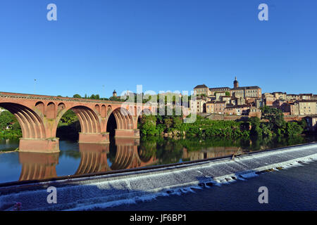 Tarn Fiume e la città vecchia di Albi, Tarn, Occitanie, Francia Foto Stock