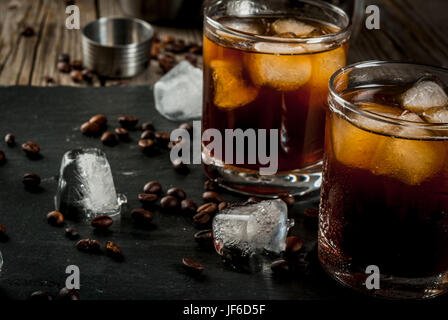 L'alcol. Bevande, Boozy nero cocktail russo con la vodka e il liquore al caffè su tavola in legno rustico. spazio copia Foto Stock