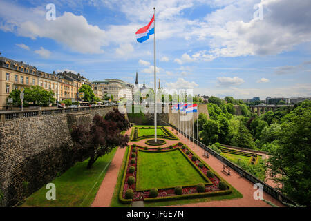 Lussemburgo bandiera nazionale nel Parco alla Place de la Constitution, Città di Lussemburgo, Granducato del Lussemburgo, Europa, Luxemburger Nationalflagge ho Foto Stock