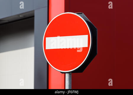 Rotondo rosso cartello stradale sul palo metallico. Nessuna voce road-sign montato su strada urbana . Foto Stock