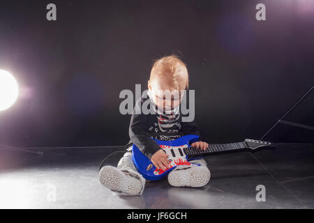 Little Boy musicista che gioca la musica rock con la chitarra Foto Stock