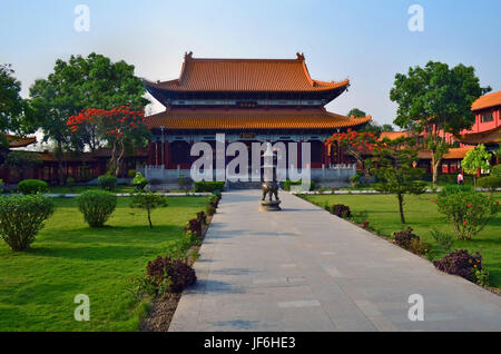 Cinese Tempio buddista a Lumbini, Nepal - il luogo di nascita di Buddha Foto Stock