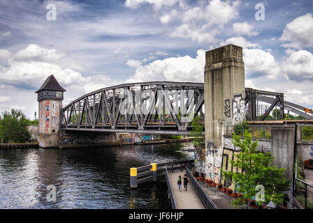 Berlin Treptower Park, ferro vecchio ponte della ferrovia e coperto di graffiti torre sul fiume Spree Foto Stock