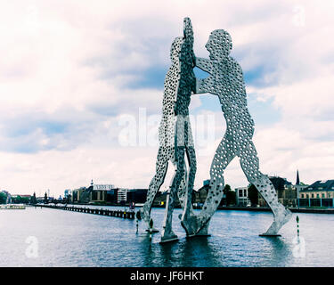 Berlino,Friedrichshain,Fiume Sprea.molecola Man,l'alluminio scultura dell'artista americano Jonathan Borofsky - tre uomini gigante forata con fori Foto Stock