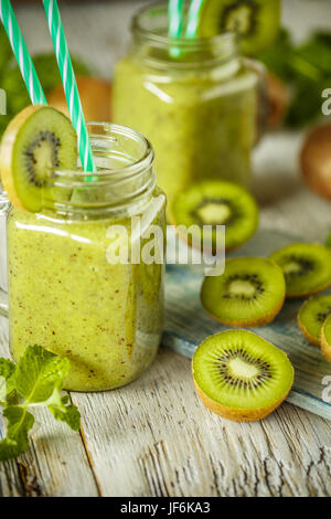 Freschi Fatti in casa frullati kiwi menta e miele Foto Stock