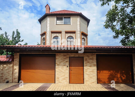 Piccola casa residenziale con due garage Foto Stock