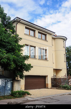 Edificio residenziale con garage Foto Stock