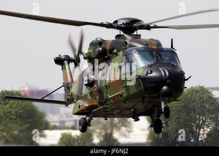 Parigi, Francia - giu 22, 2017: Esercito Francese NHIndustries NH90-TTH elicottero Caimano al Paris Air Show 2017 Foto Stock