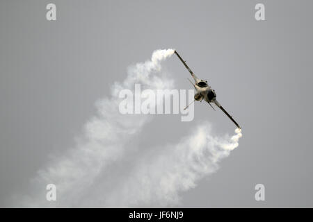 Parigi, Francia - giu 22, 2017: Forza aerea Francese Dassault Rafale fighter jet effettuando al Paris Air Show 2017 Foto Stock