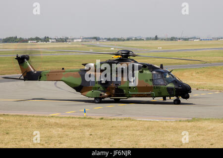 Parigi, Francia - giu 22, 2017: Esercito Francese NHIndustries NH90-TTH elicottero Caimano al Paris Air Show 2017 Foto Stock