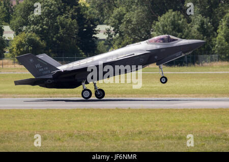 Parigi, Francia - 23 JUN 2017: US Air Force Lockheed Martin F-35 Lightning II getto flghter battenti una demo per il suo debutto al Paris Air Show 2017 Foto Stock