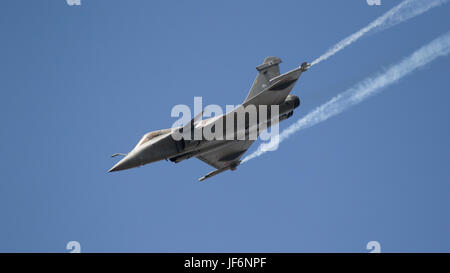 Parigi, Francia - 23 JUN 2017: Forza aerea Francese Dassault Rafale fighter jet effettuando al Paris Air Show 2017 Foto Stock