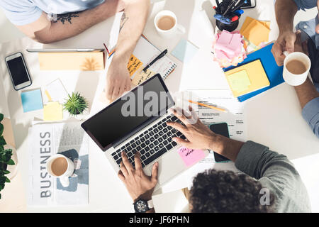 Gli imprenditori informali a lavorare su un nuovo progetto presso un ufficio moderno, business il lavoro di squadra Foto Stock