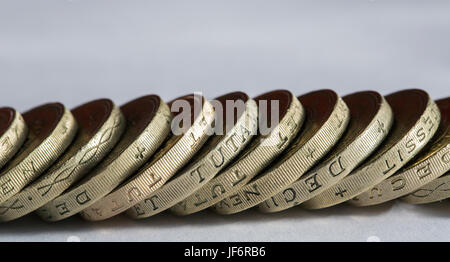 Vecchio una libbra di monete in una riga Foto Stock