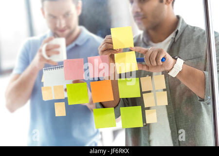 Gli imprenditori informali a lavorare su un nuovo progetto presso un ufficio moderno, business il lavoro di squadra Foto Stock