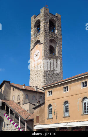 BERGAMO, LOMBARDIA/Italia - 26 giugno : Torre civica (Campanone - grande campana) e Palazzo Del Podestaore a Bergamo il 26 giugno 2017 Foto Stock