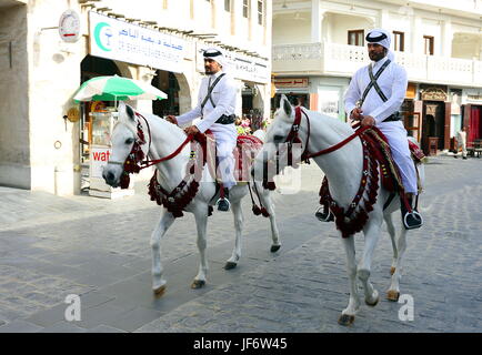 DOHA, Qatar - 9 Aprile 2017: montato pattuglia di polizia il souq Waqif mercato nel centro di Doha principalmente come uno spettacolo culturale per i turisti Foto Stock