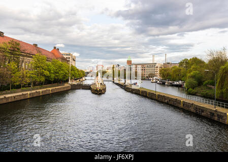 Dicchi con paratoie sul fiume Sprea a Berlino, Germania Foto Stock