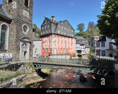 DAS Rote Haus und Rur, Monschau, Germania, punto di riferimento storico Foto Stock