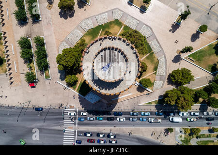 Fotografia aerea della famosa torre bianca nella città di Salonicco nel nord della Grecia. Immagine ripresa con azione drone telecamera Foto Stock