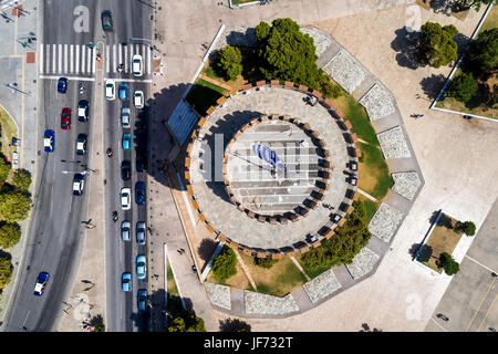 Fotografia aerea della famosa torre bianca nella città di Salonicco nel nord della Grecia. Immagine ripresa con azione drone telecamera Foto Stock