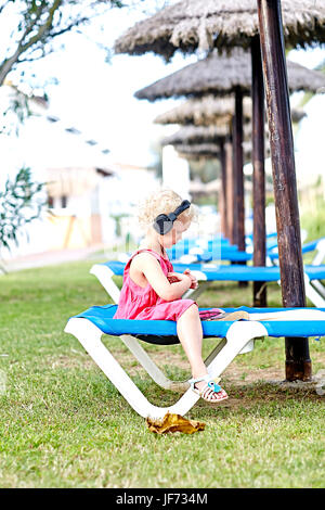 Ragazza ascolto di musica lounge chair Foto Stock