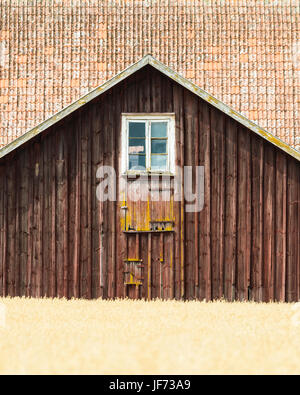 Cottage di legno nel campo Foto Stock