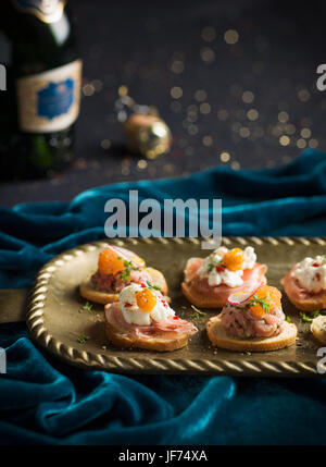 Spuntini di salmone sul vassoio Foto Stock