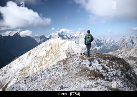 Alpinista sorge sulla parte superiore Foto Stock