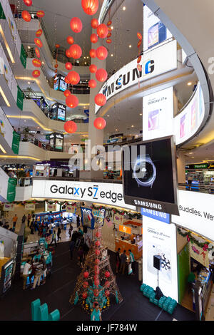 Kuala Lumpur, Malesia - 26 Gennaio 2017: Interno della Plaza Low Yat shopping mall. Plaza Low Yat è un centro commerciale specializzato in elettronica e Foto Stock