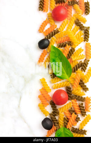 Insalata di pasta ingredienti su marmo bianco con copyspace Foto Stock