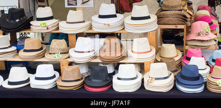 Gruppo di Panama e altri tipi di cappelli venduto su un mercato di strada Foto Stock