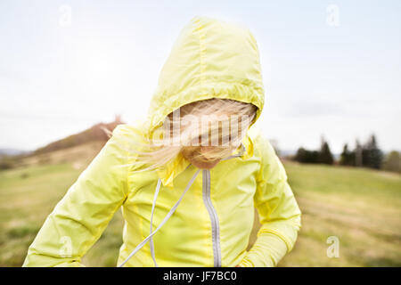 Irriconoscibile senior runner fuori su verdi colline. Foto Stock