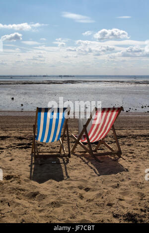 Colorate sedie a sdraio su tre gusci Beach, Southend-on-Sea, Essex, Inghilterra Foto Stock