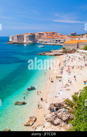 Persone vacanzieri i turisti a prendere il sole sulla spiaggia di Banje banje Dubrovnik Croazia costa dalmata Dubrovnik riviera mare Adriatico Riviera adriatica Foto Stock