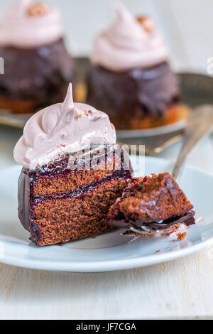 Fetta di tortini di cioccolato con confit di frutti di bosco e meringa svizzera. Foto Stock