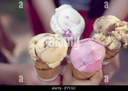 In prossimità dei quattro di gelati in cono Foto Stock