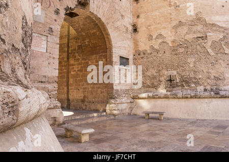 Vecchia porta della città Torres de Quart a Valencia, Spagna Foto Stock