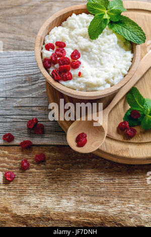 Farinata di Riso con le ciliegie secche e menta. Foto Stock