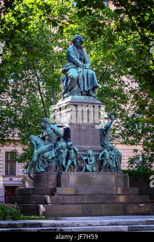 Beethoven monumento sulla piazza Beethovenplatz con un sacco di alberi di Vienna in Austria. Foto Stock