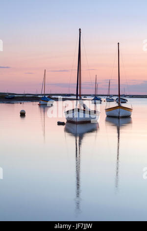 Morston barche all'alba Foto Stock