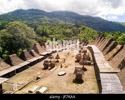 Vista aerea del Bena villaggio tradizionale vicino a Bajawa sulla sull isola di Flores in Indonesia. Foto Stock