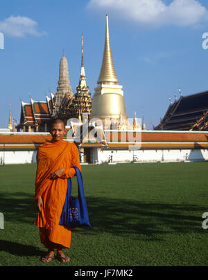 Thailandia, Bangkok, Wat Phra Keo, il Grand Palace, il monaco buddista. Foto Stock